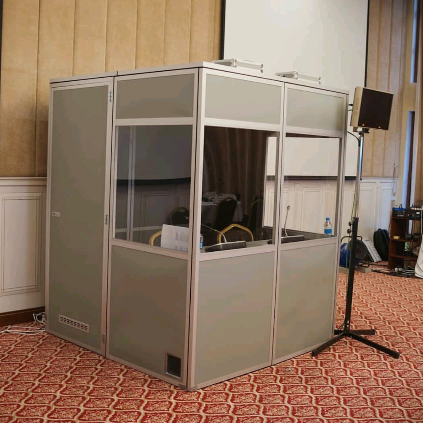 Аренда напольной кабины для синхронного перевода SPBAUDIO EuroCab